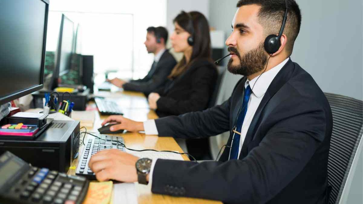 What is a Service Desk Analyst? – Definition, Objectives and More