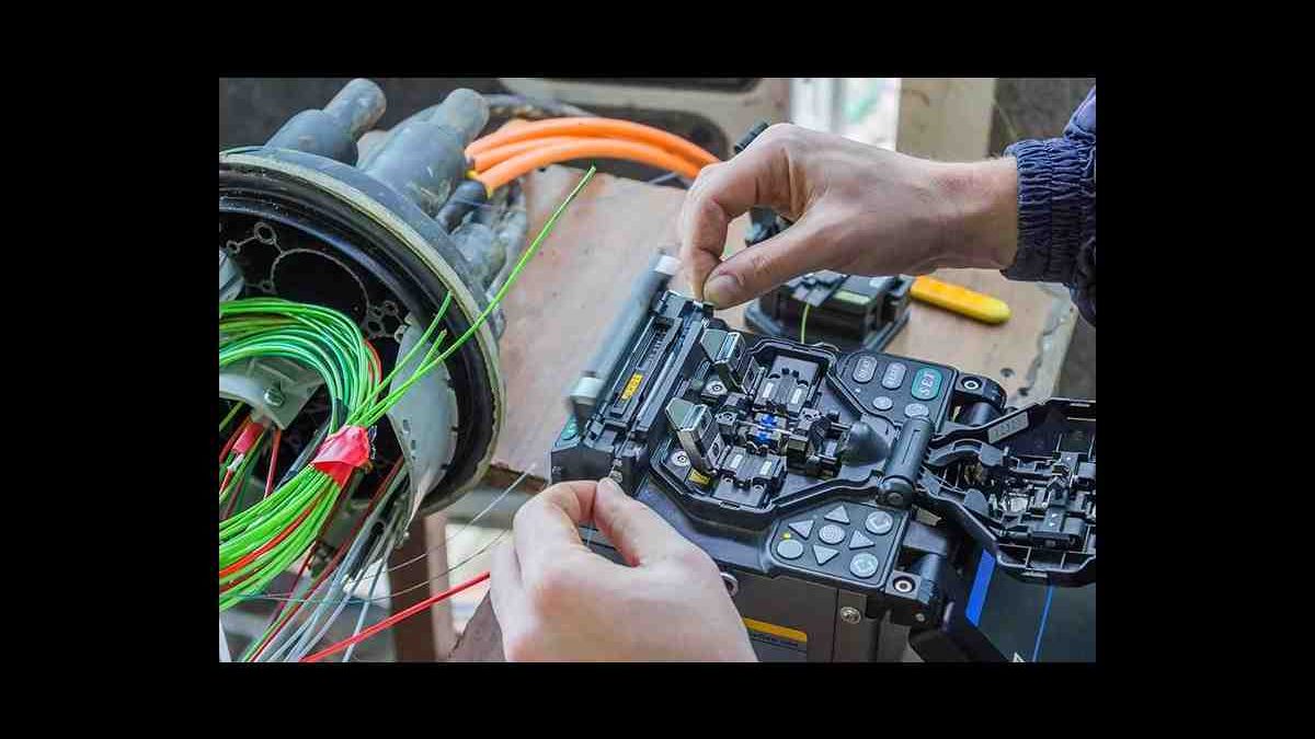 What is Fiber Optic Technician? – Definition, Functions and More